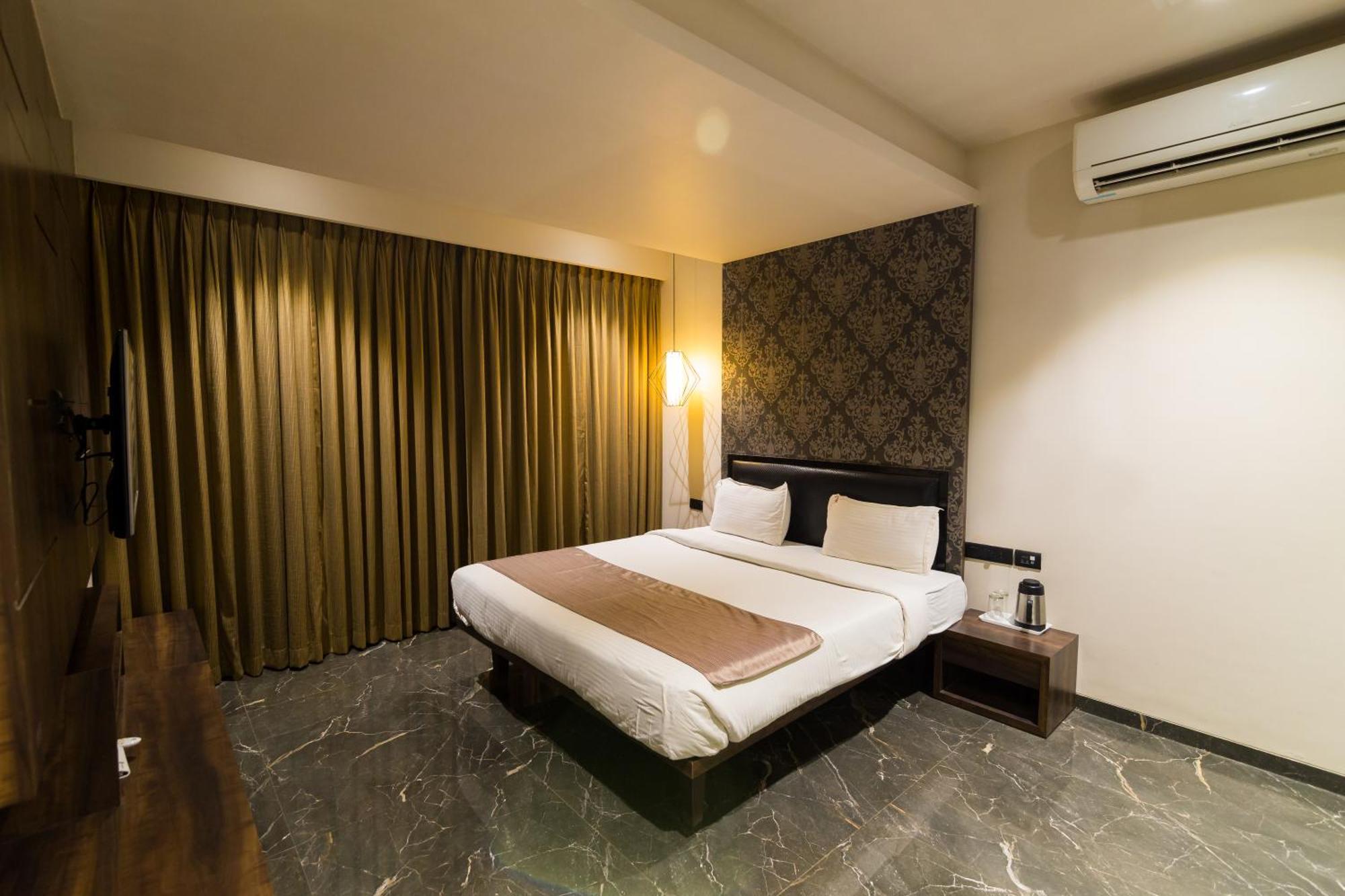 Sentosa Resorts & Water Park Chinchvad Ngoại thất bức ảnh